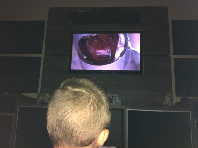 Arthur assiste ET pela primeira vez