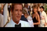 Roger Moore se diverte e relaxa